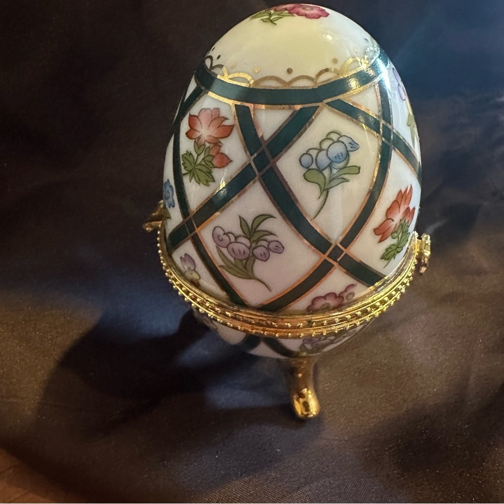 Vintage Porcelain Egg Footed Floral Diamond Pattern Trinket Box 4”